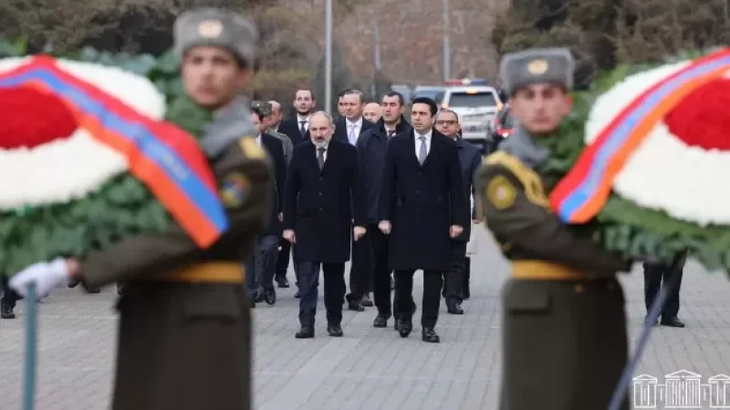 Նիկոլ Փաշինյանը բարձրաստիճան պաշտոնյաների հետ այցելել է Ծիծեռնակաբերդ