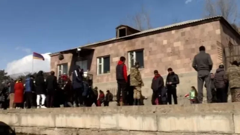 «Ոստիկաններն այժմ կոպիտ ձևով դուրս են բերում մեր գույքը». ի՞նչ է պատմում ՊՆ նախկին շենքի բնակչուհին