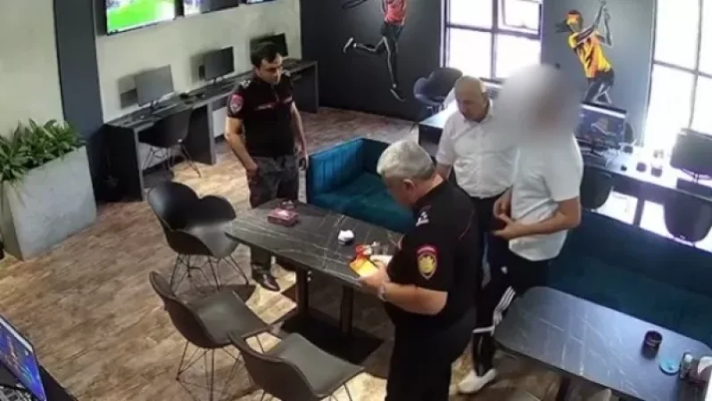 Աշտարակ քաղաքում 27-ամյա երիտասարդը կրակել և կոտրել է բուքմեյքերական գրասենյակի պատուհանները