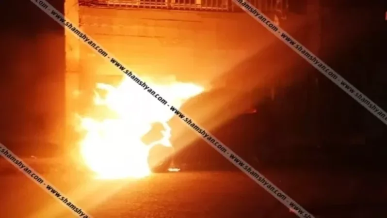 Արտակարգ դեպք՝ Երևանում. շենքի բակում կայանված Nissan March-ում բռնկված կրակի հետևանքով այն վերածվել է մոխրակույտի