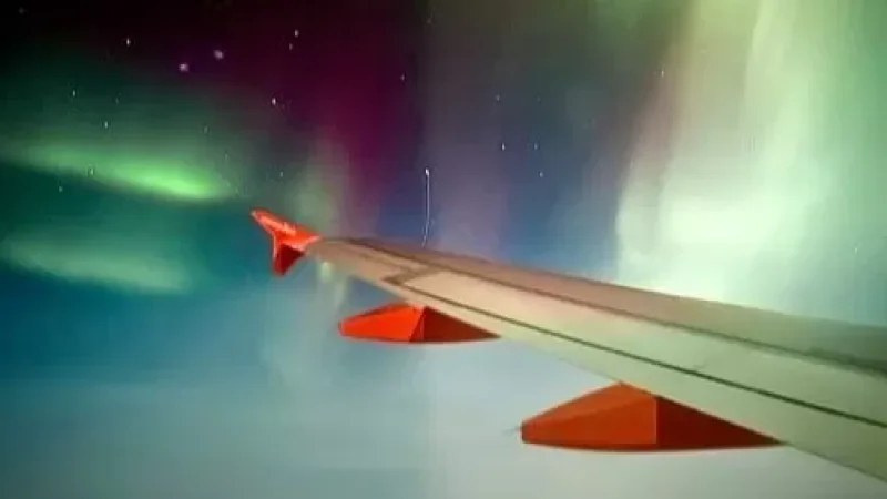 Captivating Photos: Pilots Make Extra Loop to Show Passengers the Spectacular Northern Lights