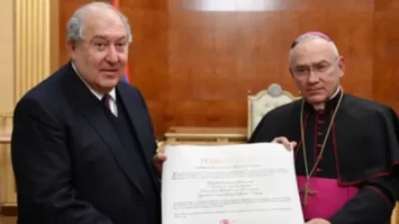 Հռոմի Ֆրանցիսկոս Պապը նախագահ Արմեն Սարգսյանին պարգևատրել է