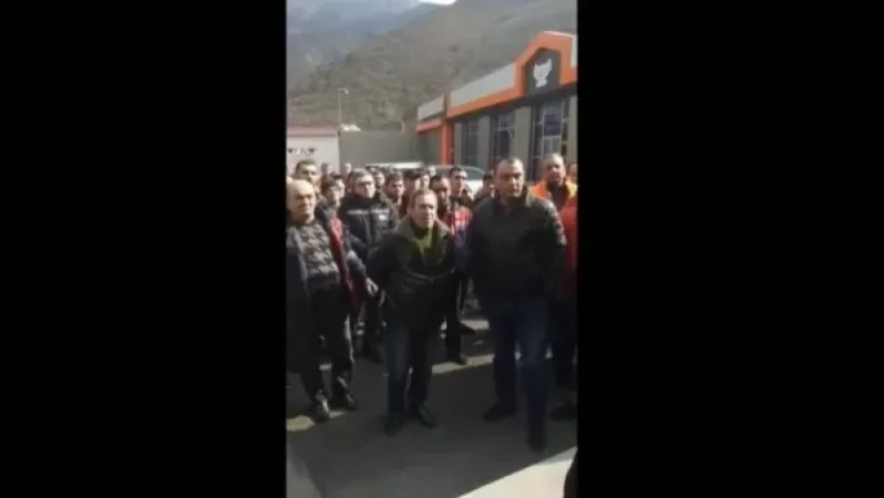 Սյունիքում քնչականը 25-30 բեռնատար ցանկանում է կապարակնքել ու տանել. 1500 ընտանիք մնալու են անգործ. «Հրապարակ»