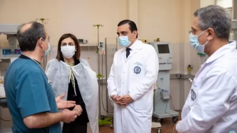 Ավանեսյանը տեսակցել է հոկտեմբերի 12-ին COVID19-ից մահացած ծննդկանի նորածնին