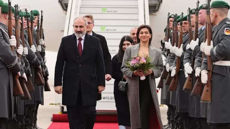 Nikol Pashinyan Arrives in Berlin with Wife and Daughter
