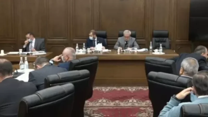 «Դադար վերցրեք, որպեսզի վստահ լինենք` կորոնավիրուսի հետ առնչություն չունեք». Անդրանիկ Քոչարյան` հազացող փոխոստիկանապետին