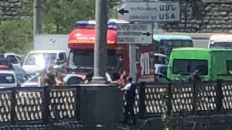 Կիևյան կամրջի մոտ լարված իրավիճակ է. քաղաքացին փորձում է ինքնասպան լինել