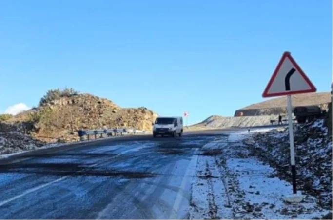 ՀՀ տարածքում կան փակ և դժվարանցանելի ճանապարհներ, որոշ հատվածներում մերկասառույց է