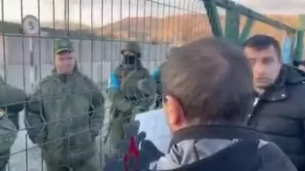 ՏԵՍԱՆՅՈՒԹ. Լարված իրավիճակ` Արցախում. ցուցարարները փակել են ռուս խաղաղապահների ավտոմեքենաների ճանապարհը