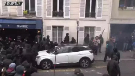 ՏԵՍԱՆՅՈՒԹ․ Արցունքաբեր գազ և ձերբակալություններ Փարիզում․ իրավիճակը շարունակում է լարված մնալ