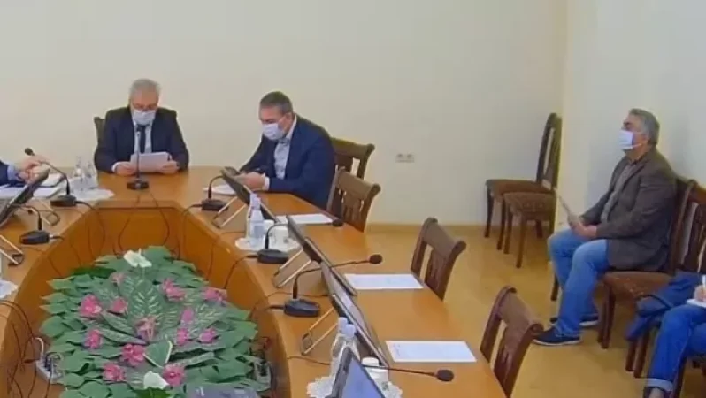 «Պարոն Հովհաննիսյանն օգնելու է մեզ շատ-շատ հարցերում». Քոչարյանը հանձնաժողովում ներկայացրեց Արծրուն Հովհաննիսյանին