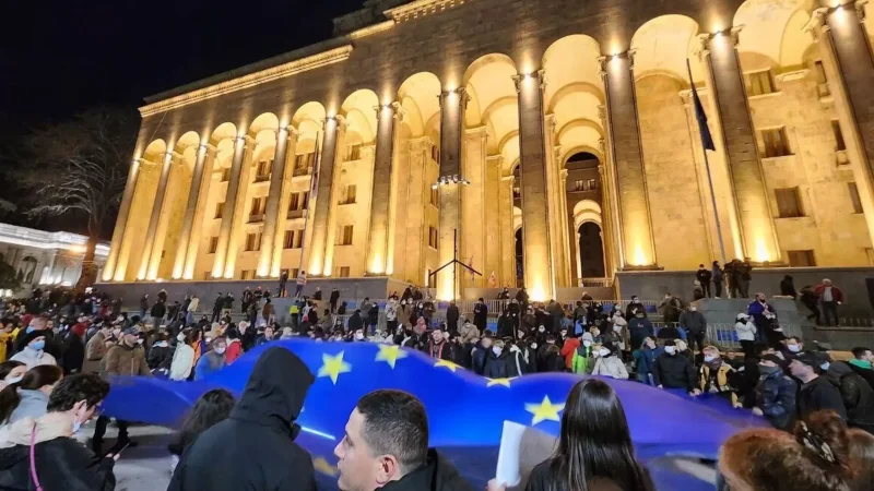 Թբիլիսիում ցուցարարների վերջնագրի ժամը լրացել է․ նրանք պատրաստվում են մարդկային շղթայով շրջափակել խորհրդարանը
