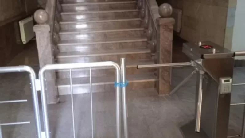 Տավուշի մարզպետարանում արգելափակոց է տեղադրել` փակելով քաղաքացիների մուտքը դեպի մարզպետարարան․ լրագրող