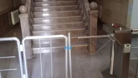 Տավուշի մարզպետարանում արգելափակոց է տեղադրել` փակելով քաղաքացիների մուտքը դեպի մարզպետարարան․ լրագրող