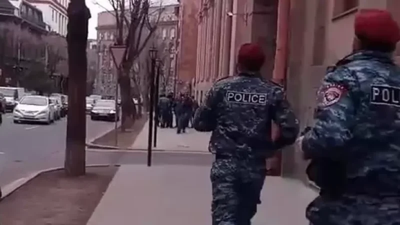 VIDEO: Clash and Scuffle Near Government Building During Pashinyan's Convoy Arrival