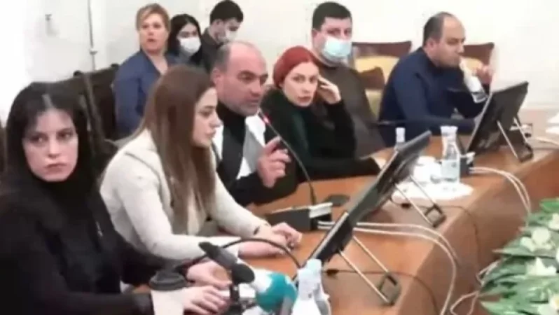 Ժողովրդի թիկունքում դավադիր գործարքի են գնացել թշնամու հետ. Արեգնազ Մանուկյան