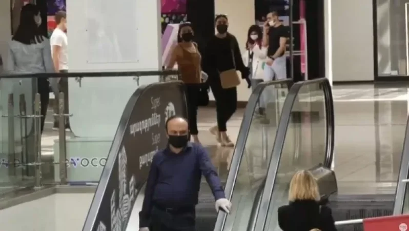 Մոլերում ոստիկանները թաքնվում, ապա տուգանում են քաղաքացիներին. «Իրավունք»