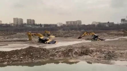 ՏԵՍԱՆՅՈՒԹ․ էքսկավատորները լճի հատակը մաքրելիս խրվել են տիղմի մեջ․ Ալմաթի