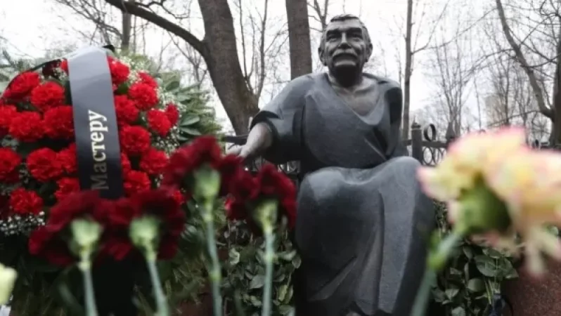 Մոսկվայի գերեզմանատանը տեղադրվեց ԽՍՀՄ ժողովրդական արտիստ Արմեն Ջիգարխանյանի հուշարձանը