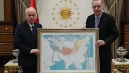 Էրդողանն ու «Գորշ գայլերի» ղեկավարը լուսանկարվել են «թյուրքական աշխարհի» քարտեզով