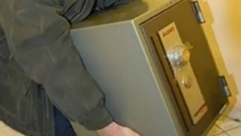 «Հայփոստից»  չհրկիզվող պահարաններ են գողացել. ոստիկանները երեք անձի բերման են ենթարկել