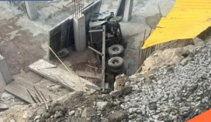 Երևանում բեռնատարն ընկել է փոսը. կա տուժած