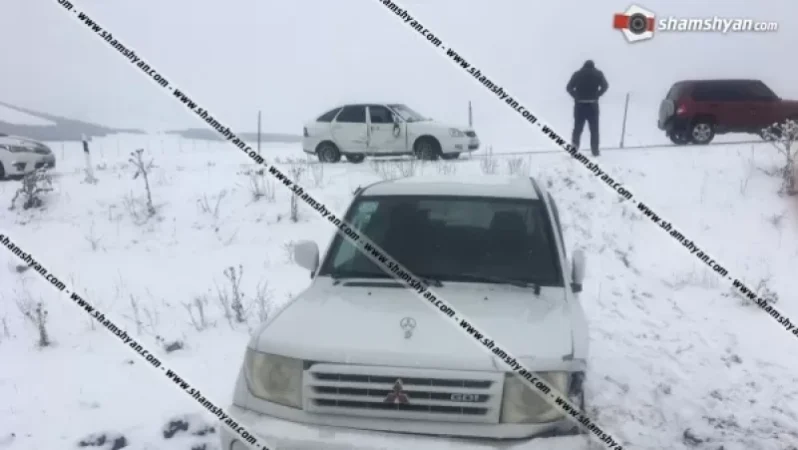 Մեքենան վթարվել է և արգելափակվել ձյան շերտի մեջ