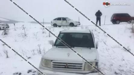 Մեքենան վթարվել է և արգելափակվել ձյան շերտի մեջ