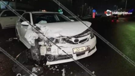 Ավտովթար՝ Աբովյան քաղաքում. բախվել են Toyota Camry-ն և ոստիկանական Chevrolet-ն. Shamshyan. com
