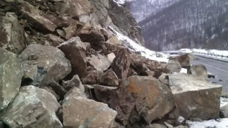 Քարաթափում Վայոց ձորի մարզում. ճանապարհը երկկողմանի փակվել է