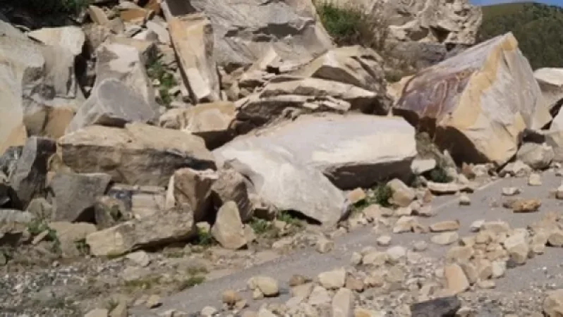 Rockslide Occurs on Road Leading to Korea Gorge