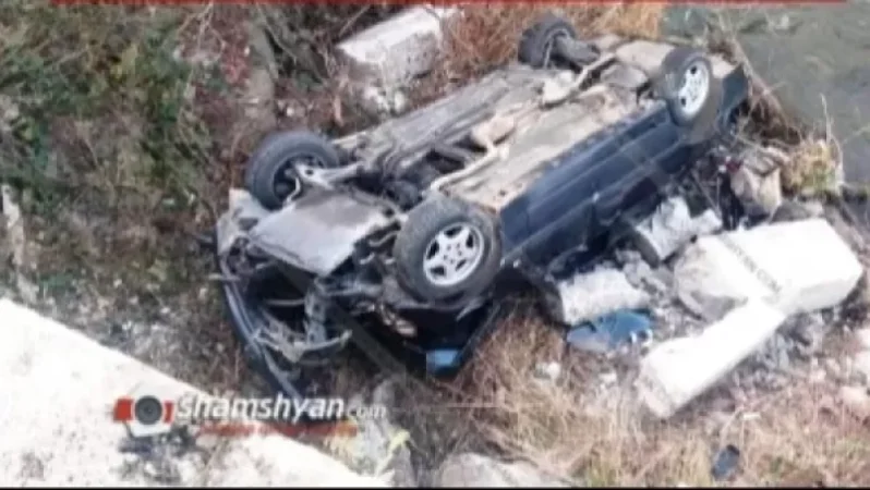 Mercedes-ը բախվել է բետոնե արգելապատնեշներին և գլխիվայր հայտնվել գետում