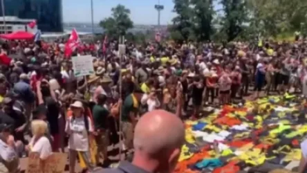 ՏԵՍԱՆՈՒԹ. Բողոքի ակցիա Ավստրլիայում. մարդիկ իրենց հագուստնեը բերել են խորհրդարանի շենքի մոտ