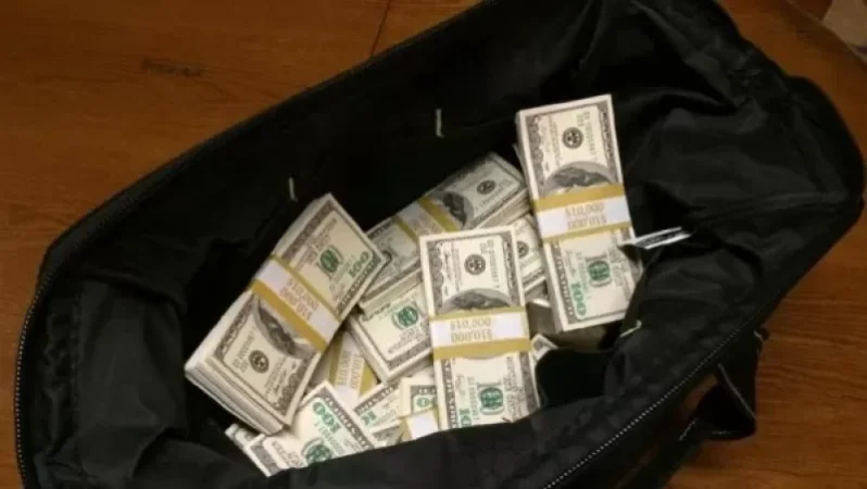 Կողոպուտ հայկական ձևով. ավտովթարից հետո վարորդները վիճել են, իսկ ուղևորը հափշտակել մեքենաներից մեկում առկա 54 հազար դոլարը ու դիմել փախուստի