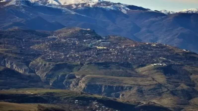 Հենց հիմա Շոշ գյուղի և Շուշի քաղաքի տեսարանը հայկական կողմից