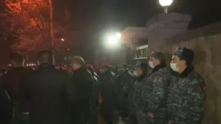 Ծեծկռտուքը սարքեցին, որ մոռացության մատնեն ԱԺ նախագահի «փայլուն մտքերը». բողոքի ակցիա ԱԺ-ի դիմաց