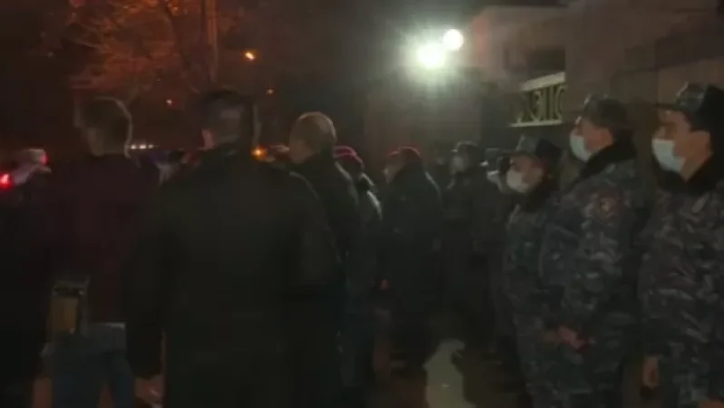 ՀՅԴ անդամը ոստիկաններին  «Նիկոլի ստրուկներ» անվանեց. նա բերման ենթարկվեց