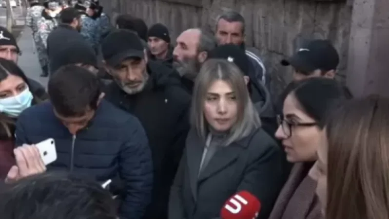 Դուք ներսից փակեք ԱԺ–ն, մենք` դրսից. գերիների հարազատները` ընդդիմադիր պատգամավորներին