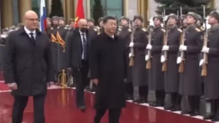 ՏԵՍԱՆՅՈՒԹ. Սի Ծինփինը հեռանում է Ռուսաստանից` ուղեկցող նվագախմբի հնչյունների ներքո