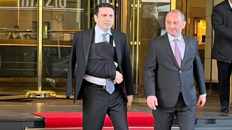 Ձեռքը կոտրած Ալեն Սիմոնյանը Գերմանիայում է. Վիկտոր Ենգիբարյանը լուսանկար է հրապարակել