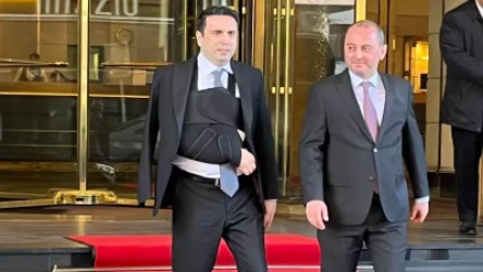 Ձեռքը կոտրած Ալեն Սիմոնյանը Գերմանիայում է. Վիկտոր Ենգիբարյանը լուսանկար է հրապարակել