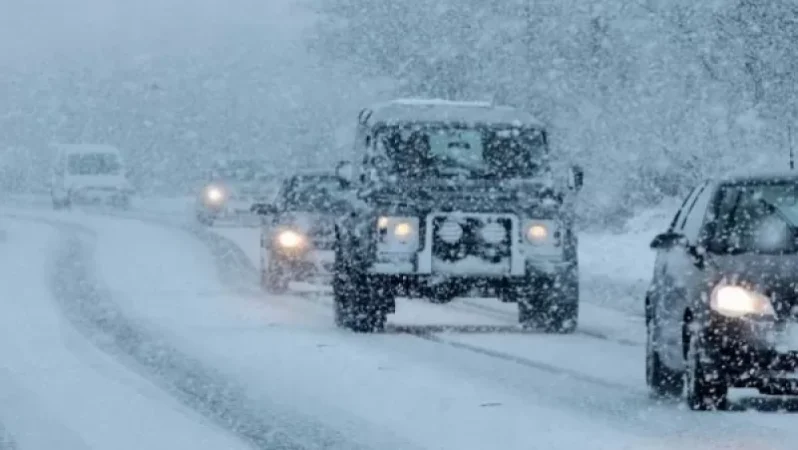 It Is Snowing in Aparan: Ministry of Emergency Situations Reports on Closed and Difficult Roads