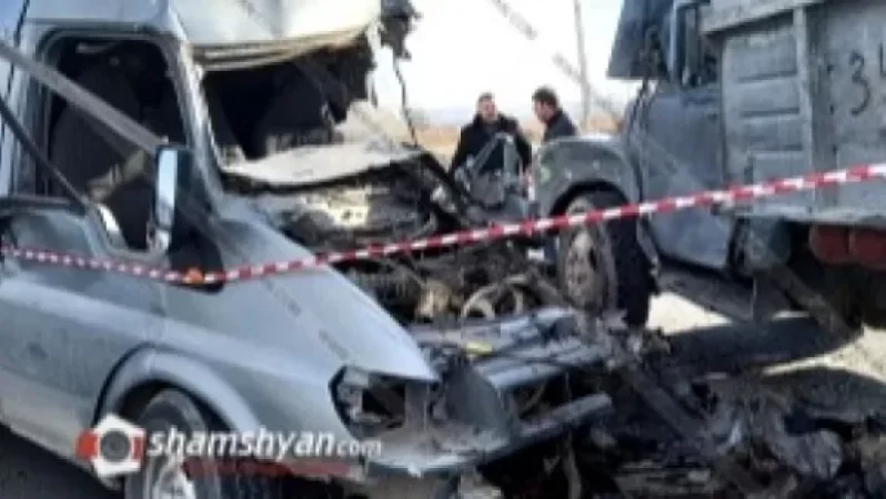 Խոշոր ավտովթար Արմավիրում. ճակատ-ճակատի բախվել են Ford Transit-ն ու ЗИЛ-ը. կա վիրավոր