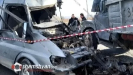 Խոշոր ավտովթար Արմավիրում. ճակատ-ճակատի բախվել են Ford Transit-ն ու ЗИЛ-ը. կա վիրավոր