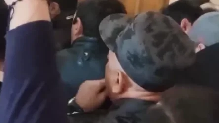 ՏԵՍԱՆՅՈՒԹ․ Ինչպես են Վլադիմիր Վարդանյանին հարվածած պատգամավոր Մհեր Սահակյանին բերման ենթարկում