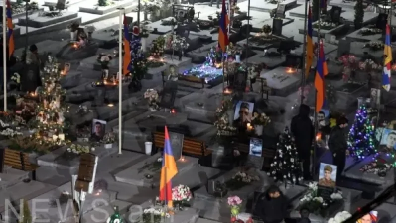 Ամանորը՝ Եռաբլուրում. News.am