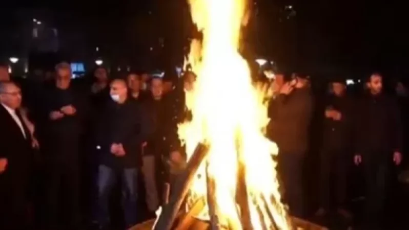 Երթի մասնակիցները Սուրբ Աննա եկեղեցու բակում խարույկ վառեցին