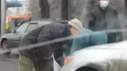 ՏԵՍԱՆՅՈՒԹ․ Մեքենաների սեփականատերերը բենզինի պահեստից վառելիք են դուրս հանում․ Ղազախստան