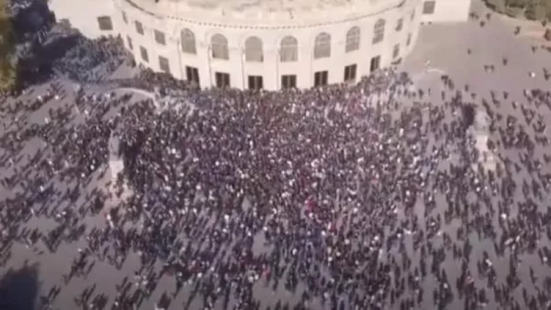 Հանրահավաքի նախաձեռնողներն ու մասնակիցները շարժվեցին դեպի Կառավարության շենք