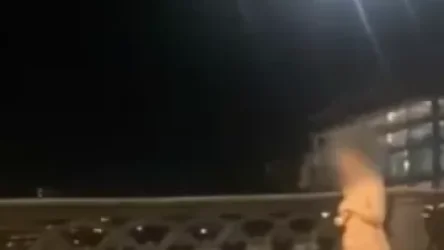 18+ ՏԵՍԱՆՅՈՒԹ․ Համացանցը քննարկում է Կիևյան կամրջի վրայով քայլող մերկ աղջկա մասնակցությամբ կադրերը